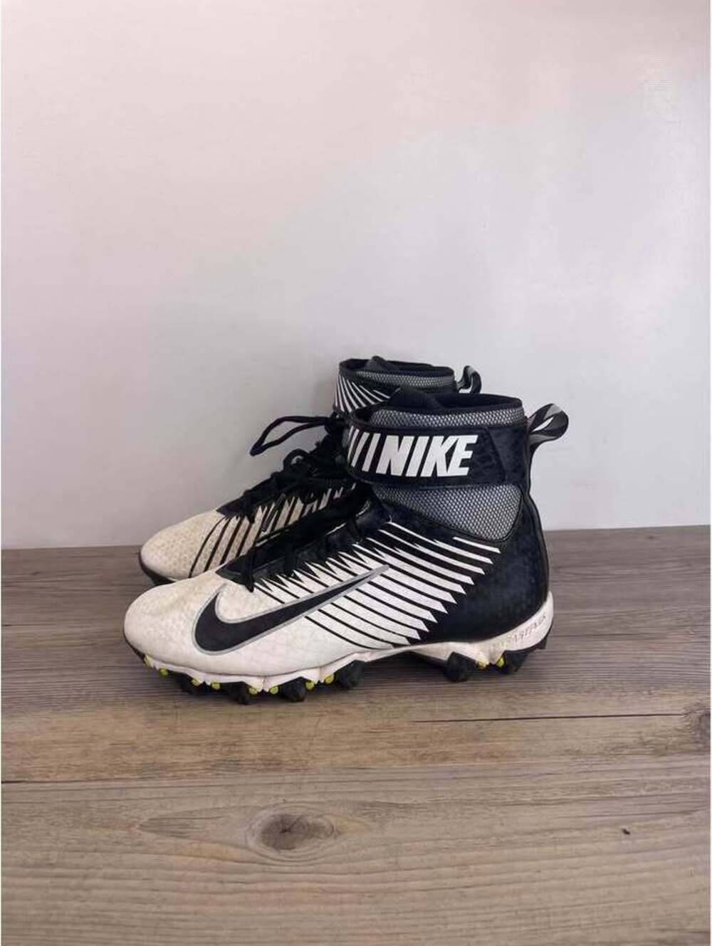 Nike Youth Alpha Strike 2 Mid Football Cleats Black White Size 6Y 833389-100